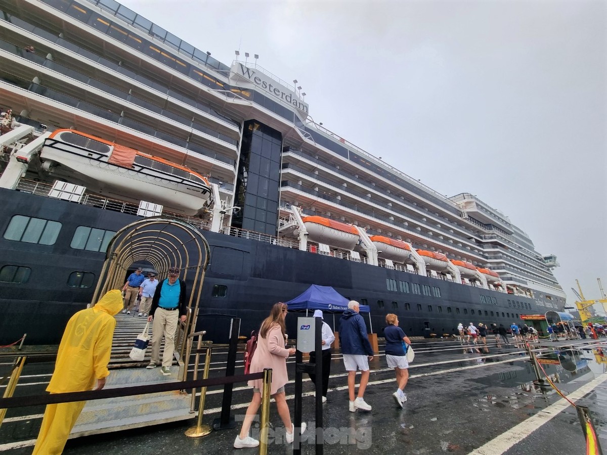 Primer plano de un crucero de 5 estrellas que trae 2.000 visitantes internacionales a Da Nang a principios del año nuevo. Foto 6