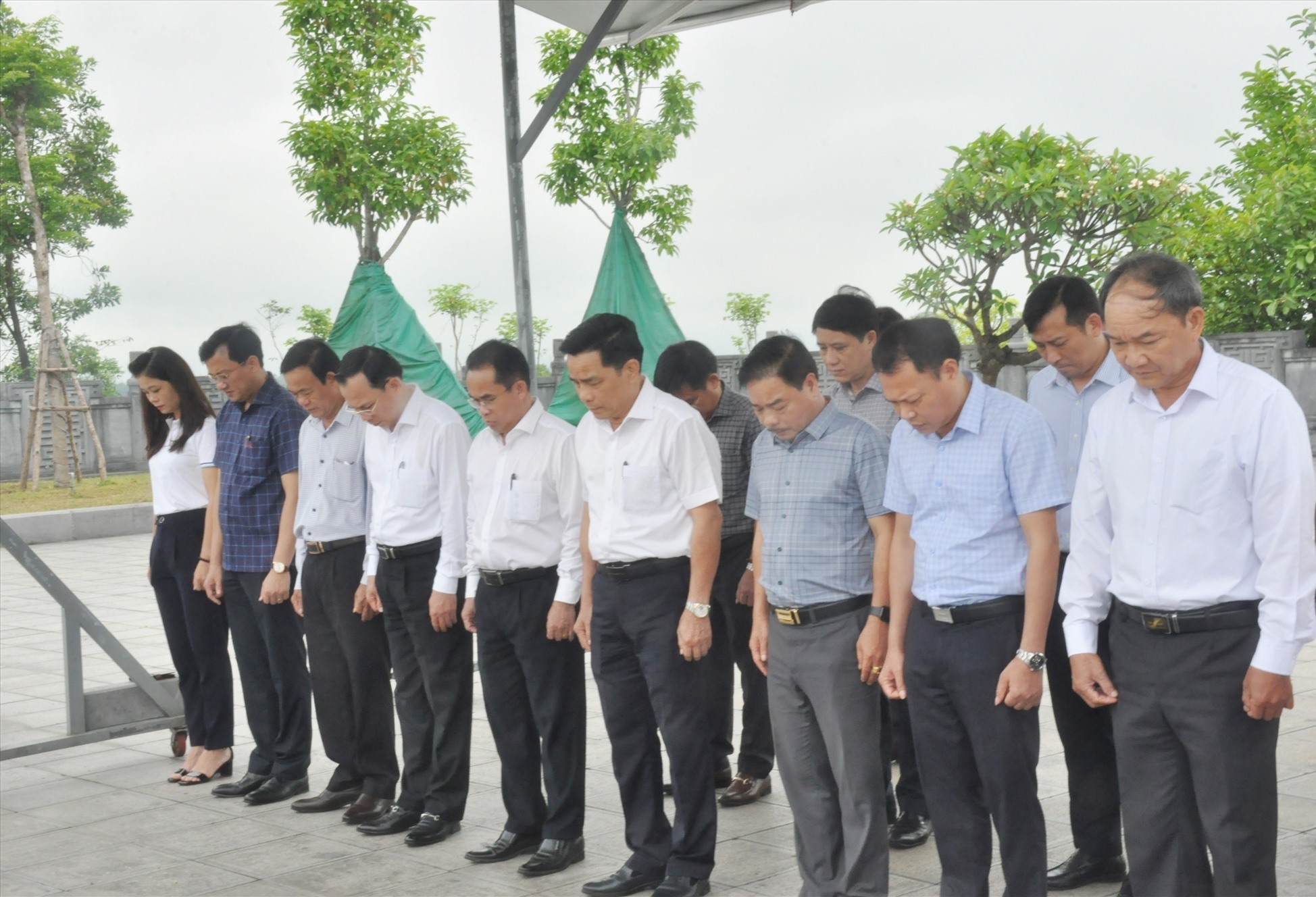 Delegates held a moment of silence to commemorate the late General Secretary Ha Huy Tap. Photo: N.D.