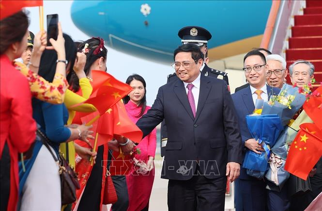 Le Premier ministre Pham Minh Chinh arrive à Pékin, entame une visite officielle en Chine et assiste à la réunion annuelle du Forum économique mondial