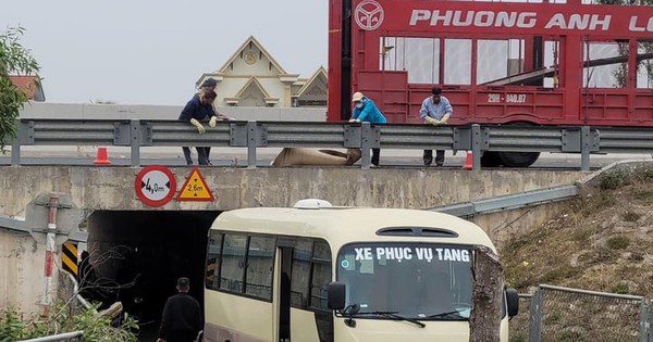 고속도로, 시체 발견, 변형, 장면