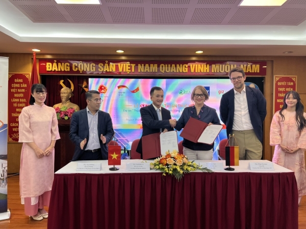 Firma de proyecto para impulsar la transición energética en Vietnam