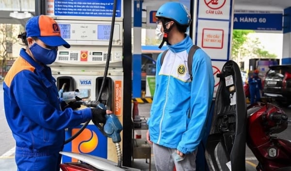 Gasoline price increased by nearly 1,300 VND/liter; oil price also increased sharply