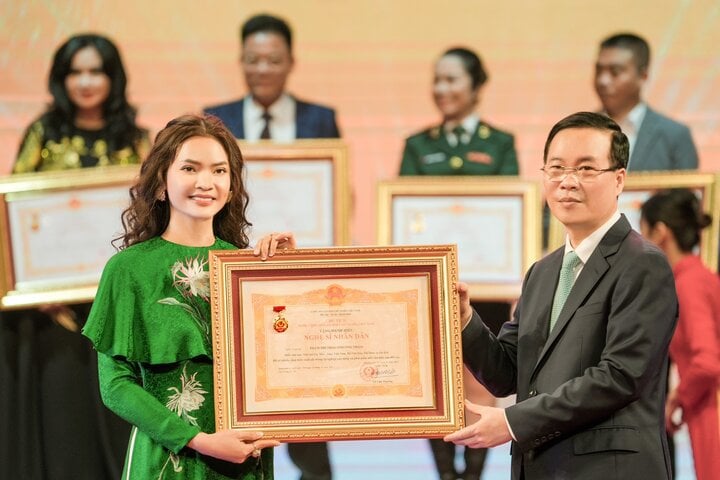 Der Sänger Pham Phuong Thao und viele andere Künstler wurden mit der Verleihung des Titels „Volkskünstler“ durch Präsident Vo Van Thuong geehrt.