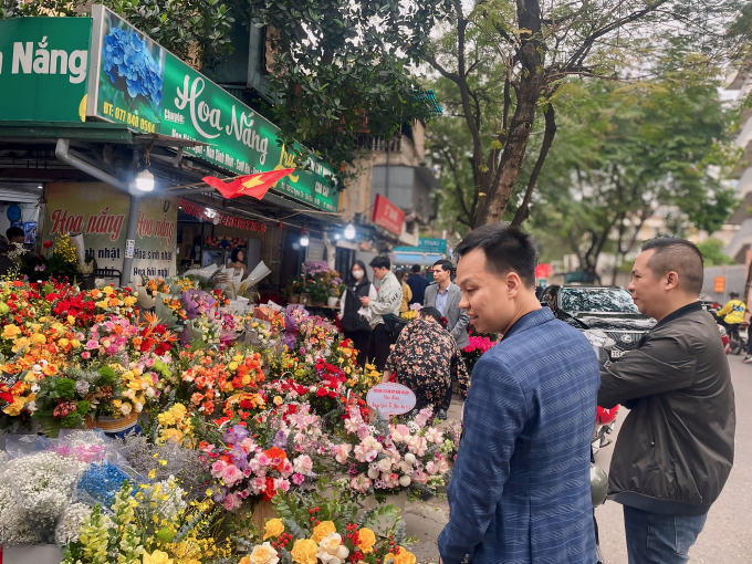 ハノイのコウザイ地区ギアタン市場周辺の花屋は3月8日を前に賑わっている。写真: ファン・ドゥオン