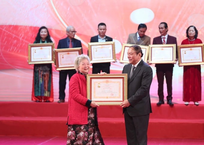 Le ministre de la Culture, des Sports et du Tourisme, Nguyen Van Hung, a décerné le titre d'artiste méritoire à l'actrice Le Mai. Photo : Tran Huan