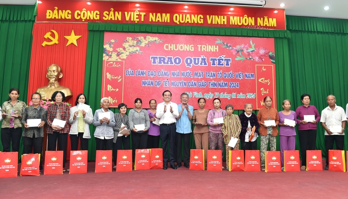 Le vice-Premier ministre Tran Luu Quang offre des cadeaux aux familles politiques et aux ménages pauvres à l'occasion du Têt à Tra Vinh