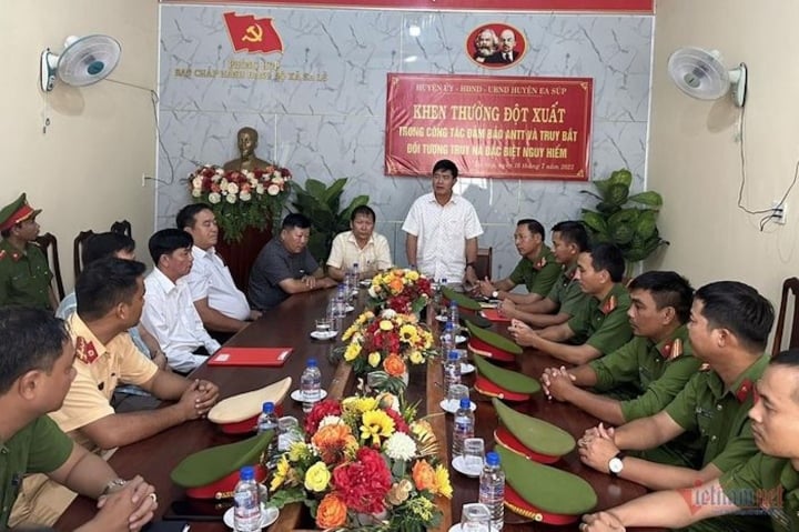 El vicepresidente del Comité Popular Provincial de Dak Lak, Nguyen Thien Van, habló en la inesperada ceremonia de reconocimiento.