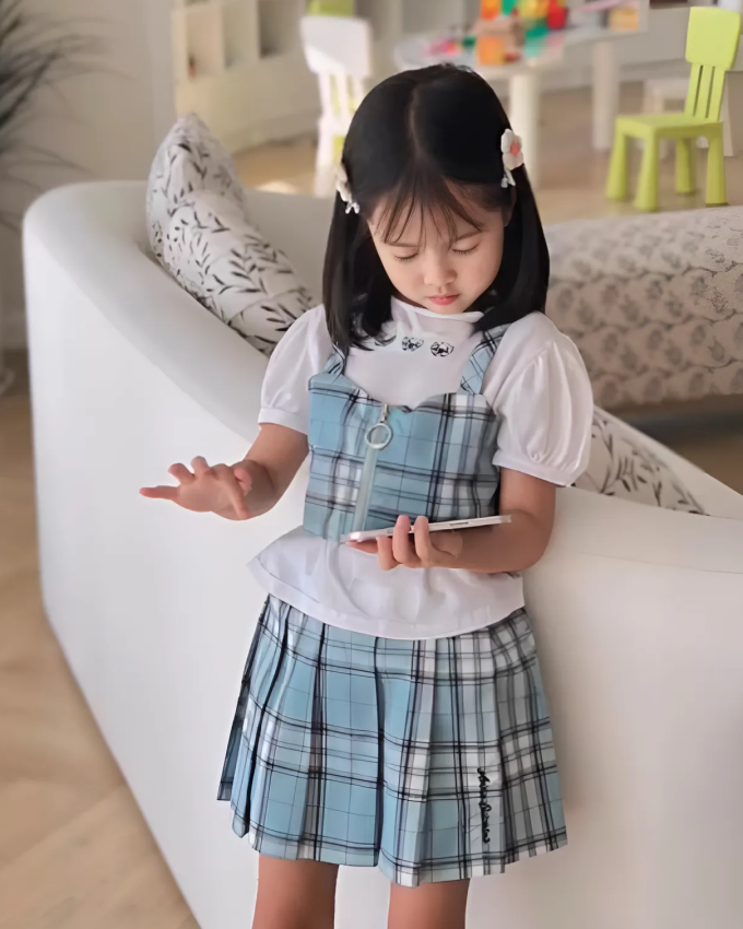 Dang Thu Thao's eldest child is 6 years old this year and has just started first grade. Sophie has been taken care of by her mother, dressed neatly and with taste since she was little.