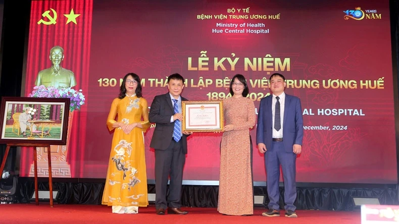 รองประธานาธิบดี Vo Thi Anh Xuan เข้าร่วมพิธีครบรอบ 130 ปีโรงพยาบาลกลางเว้ ภาพที่ 11