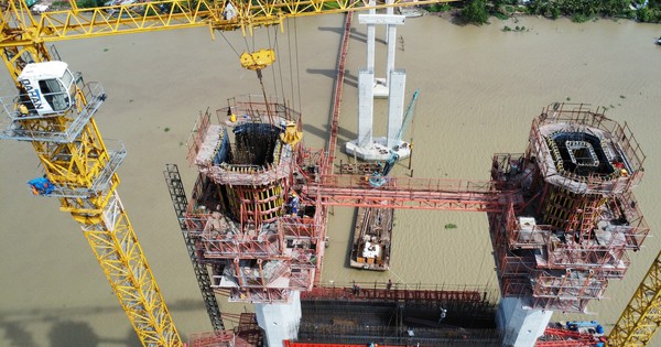 Fin du coulage du premier béton des deux piliers principaux du pont à haubans Rach Mieu 2