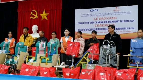 Medipeace dona 105 kits de asistencia personal a niños discapacitados en Quang Nam