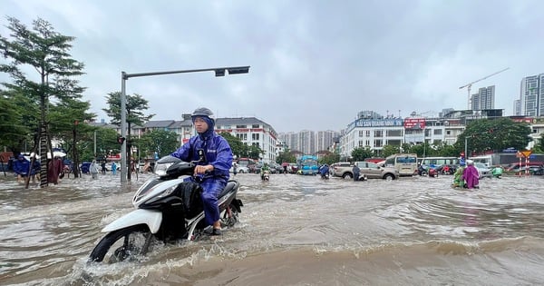 Đại lộ Thăng Long vẫn ngập, người dân đi lại thế nào?