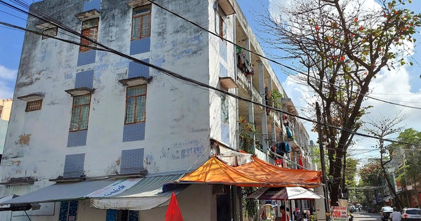 Las personas que viven en edificios de apartamentos en ruinas están preocupadas por la caída de hormigón en cualquier momento.