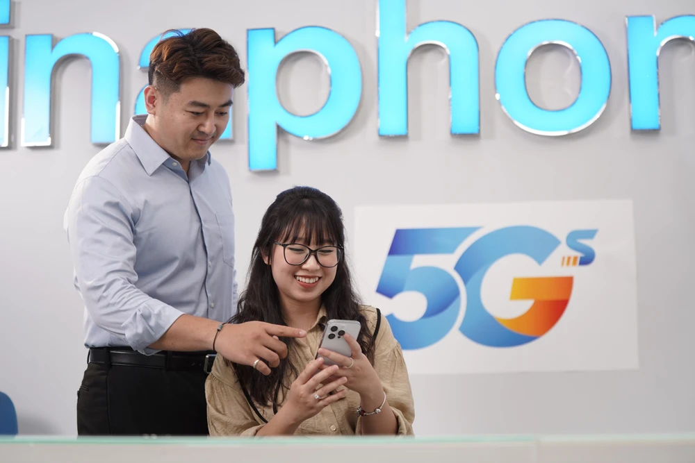 Khách hàng được trải nghiệm miễn phí VinaPhone 5G mượt mà siêu tốc độ.jpg