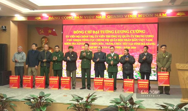 General Luong Cuong presents Tet gifts in Ha Giang province