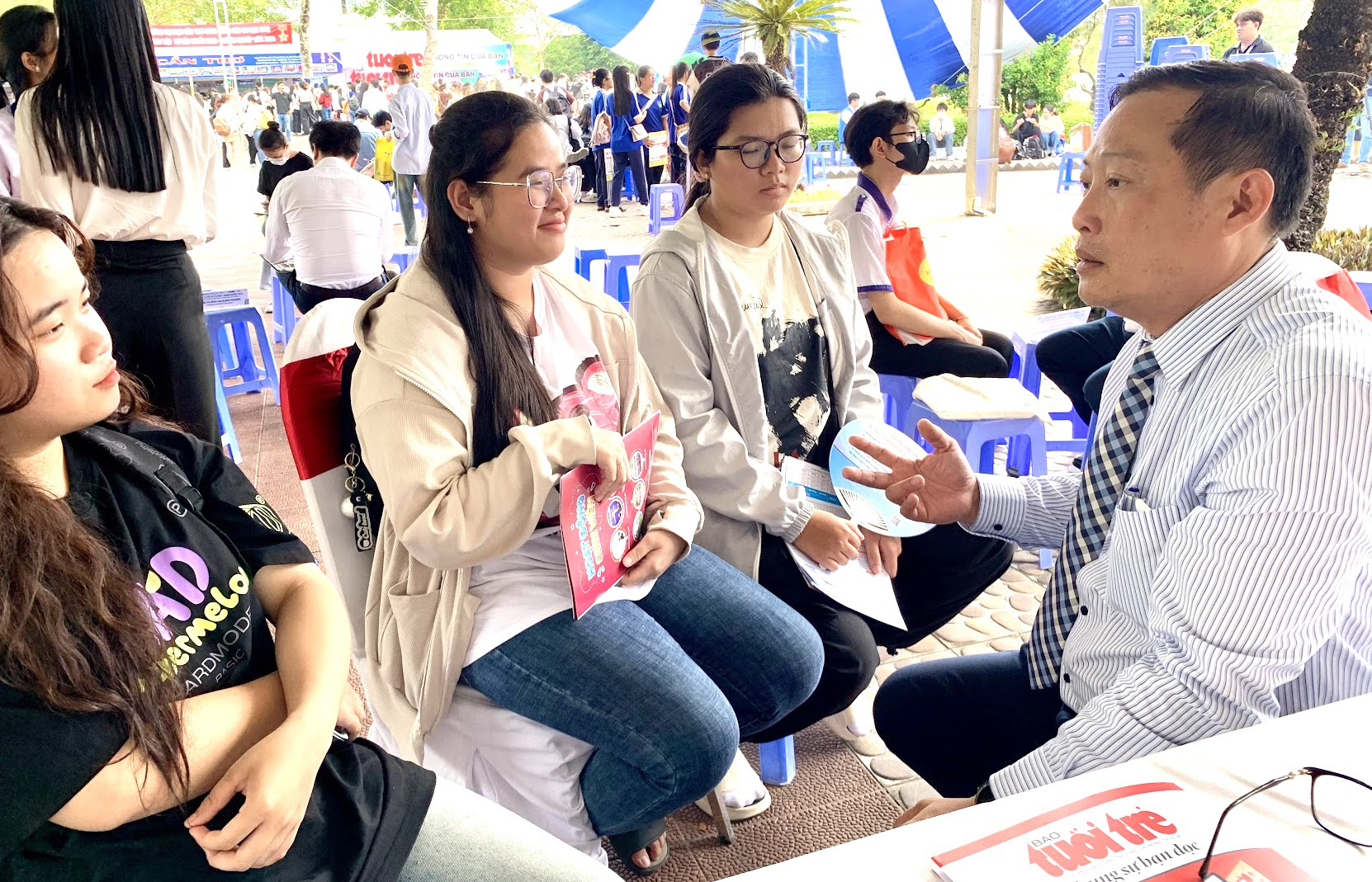 ThS Nguyễn Thái Châu - giám đốc Trung tâm tuyển sinh và quan hệ doanh nghiệp Trường đại học Tài chính - Marketing - chia sẻ thông tin về học phí cho học sinh tại Ngày hội tư vấn tuyển sinh - hướng nghiệp 2024 - Ảnh: TRẦN HUỲNH