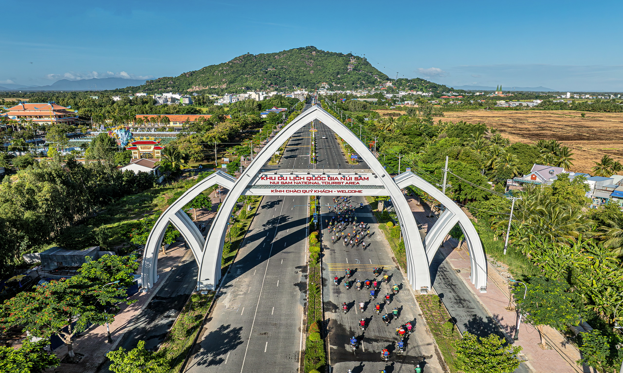 Tin vui cho du khách khi đến Lễ hội Vía Bà Chúa Xứ núi Sam - Ảnh 1.