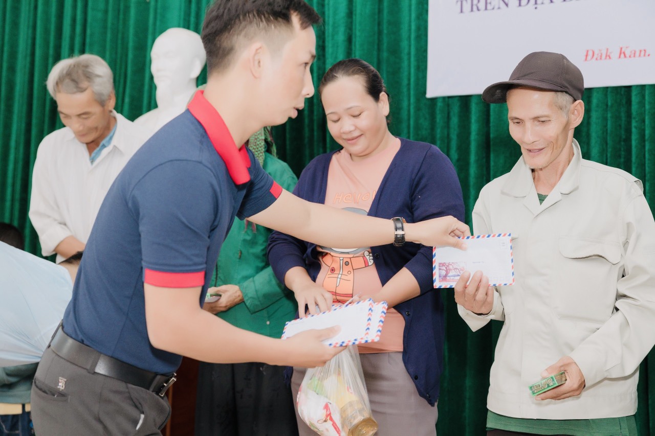 Giving 100 gifts to poor families -0