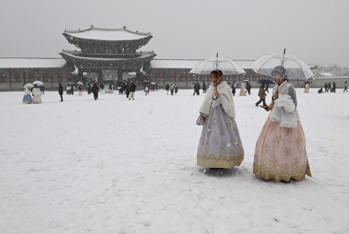 Des touristes au palais de Gyeongbokgung, dans le centre de Séoul, en Corée du Sud, le 30 décembre. Photo : AFP