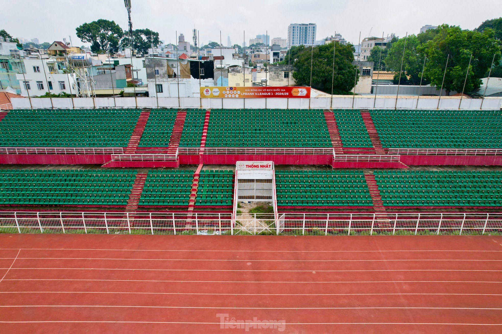 Testigos de la grave degradación del estadio más antiguo de Vietnam foto 12