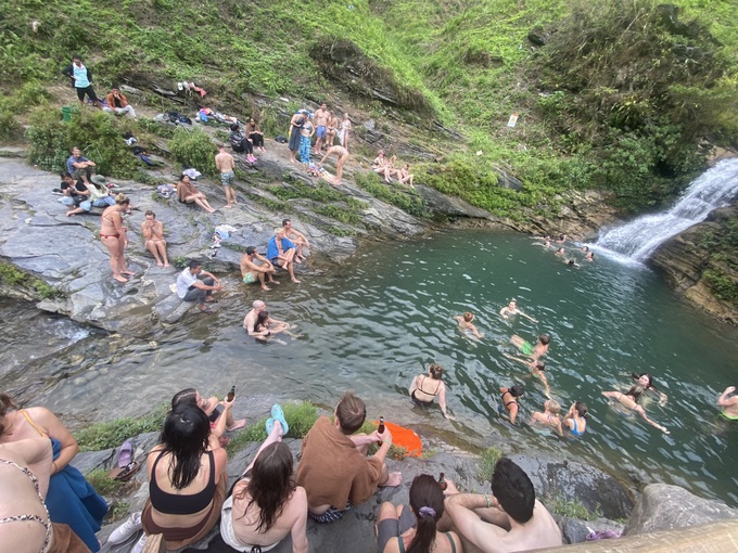 Khách Tây tiết lộ lý do băng rừng, vượt núi đến tắm thác Du Già Hà Giang - 2