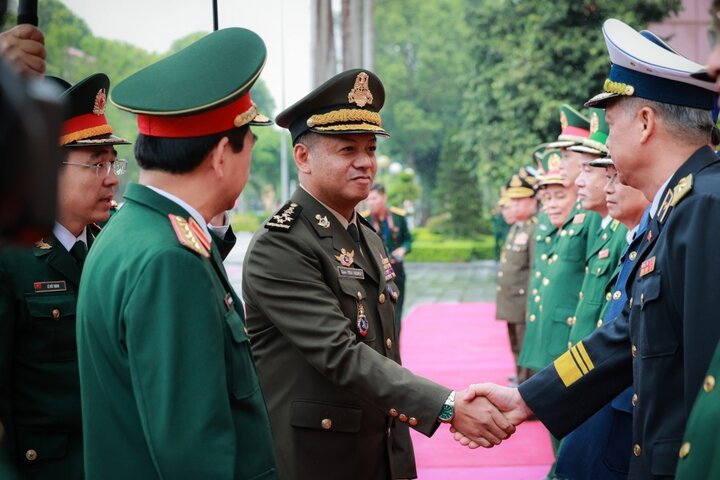 Đại tướng Phan Văn Giang giới thiệu với Đại tướng Tea Seiha các thành viên đoàn Việt Nam. (Ảnh: Nguyễn Hải)