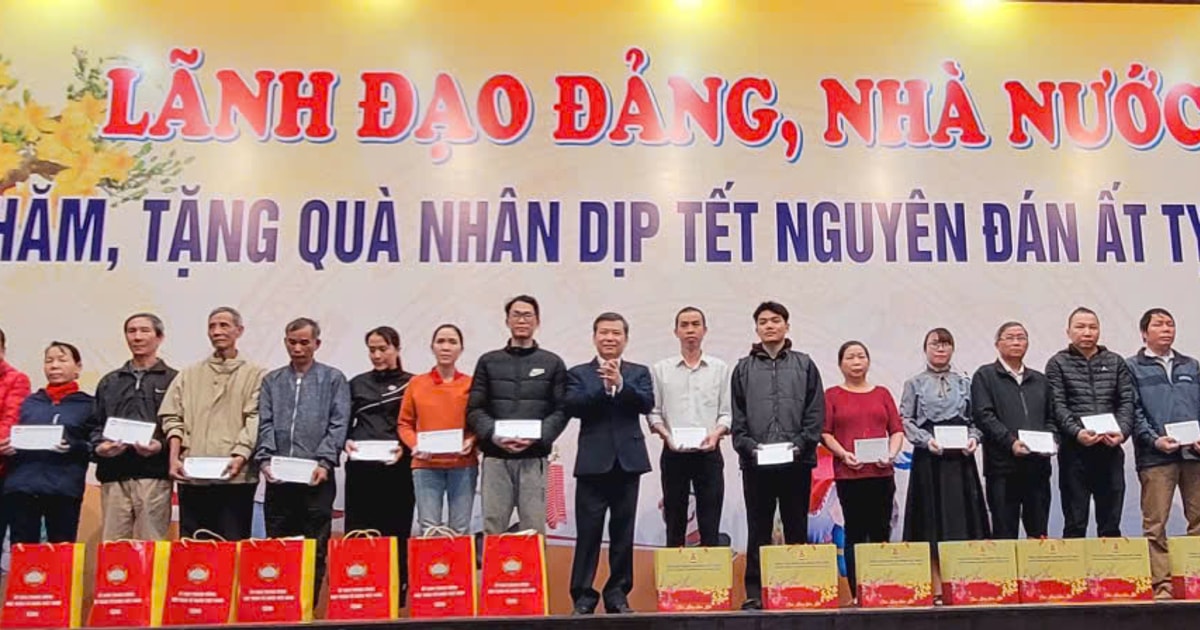 Chief Justice of the Supreme People's Court Le Minh Tri presents Tet gifts to poor households in Da Nang