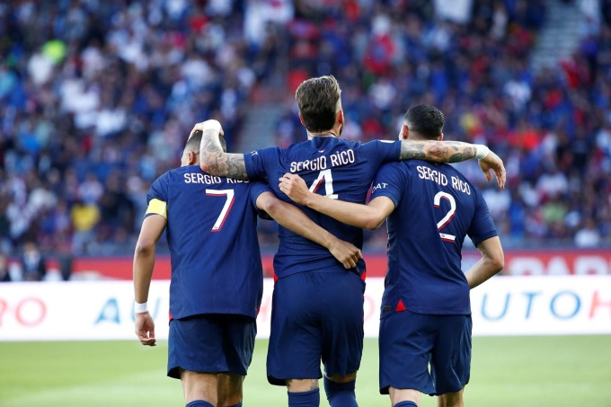 Ramos (No. 4) shares joy with Mbappe (No. 7) and Hakimi (No. 2). In this match, all PSG players took to the field wearing the jersey of Sergio Rico - his goalkeeper teammate who is in critical condition after a horse accident. Photo: psg.fr