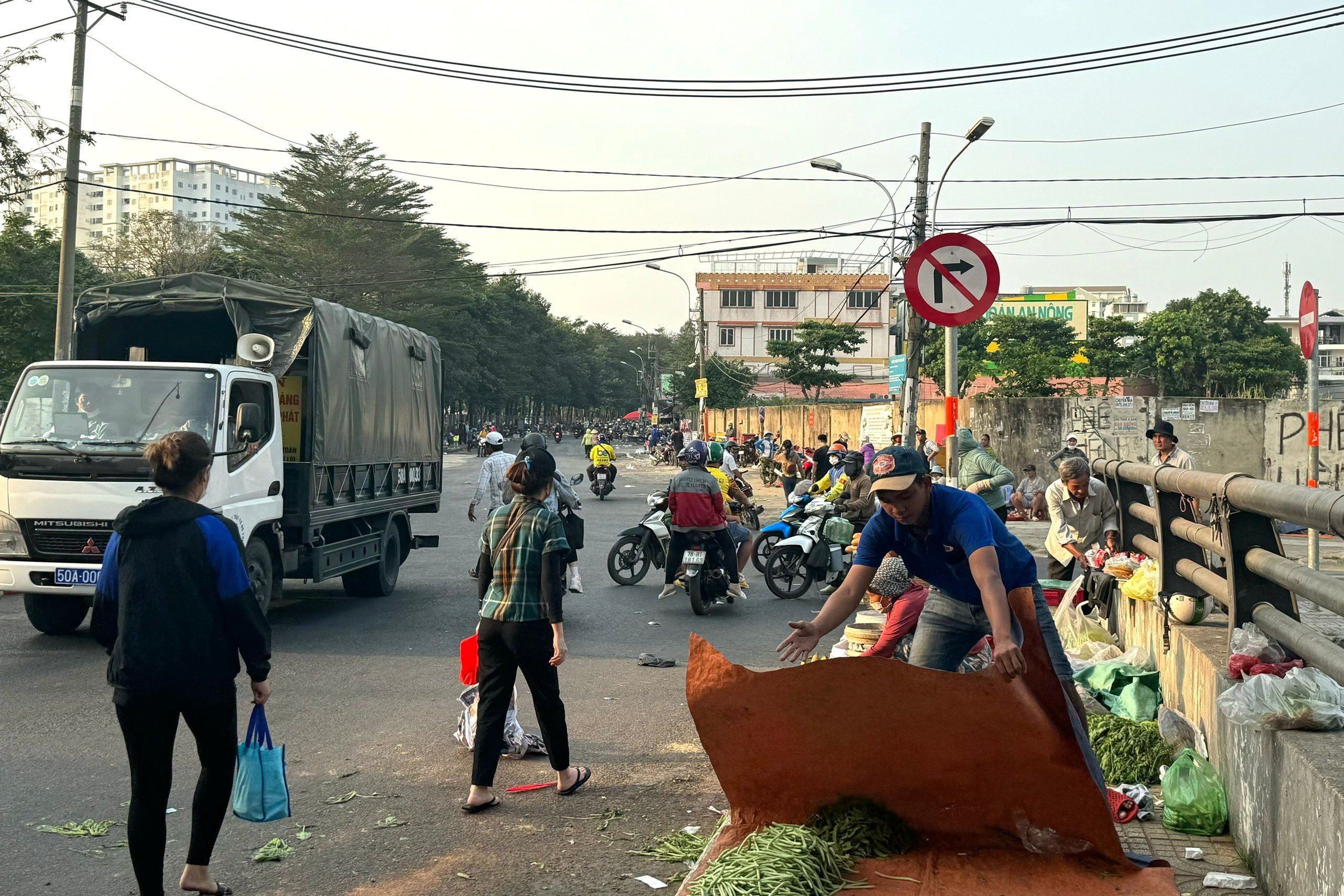 Chiều tan ca Công ty PouYuen đông công nhân nhất TP.HCM: Mong sao thoát cảnh chợ 'chạy'- Ảnh 2.