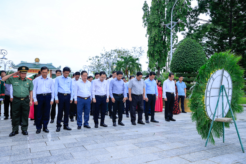 Premierminister Pham Minh Chinh und die Delegation bringen auf dem Märtyrerfriedhof in der Stadt Can Tho Weihrauch und Blumen dar – Foto: VGP/Nhat Bac