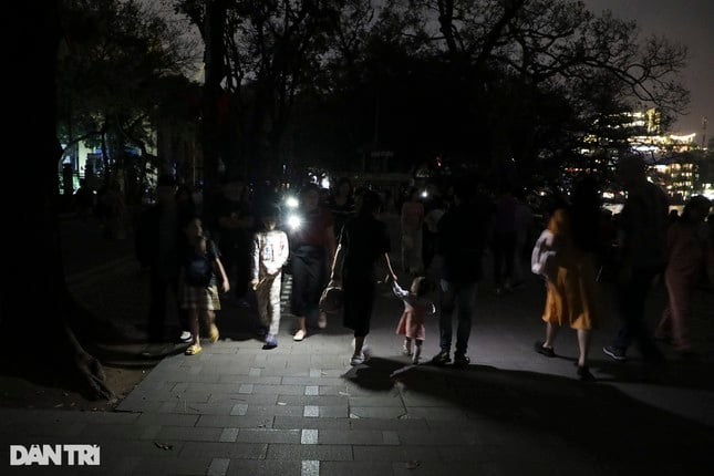 El lago Hoan Kiem es apenas hermoso cuando todas las luces se apagan durante la Hora del Planeta (foto 10)