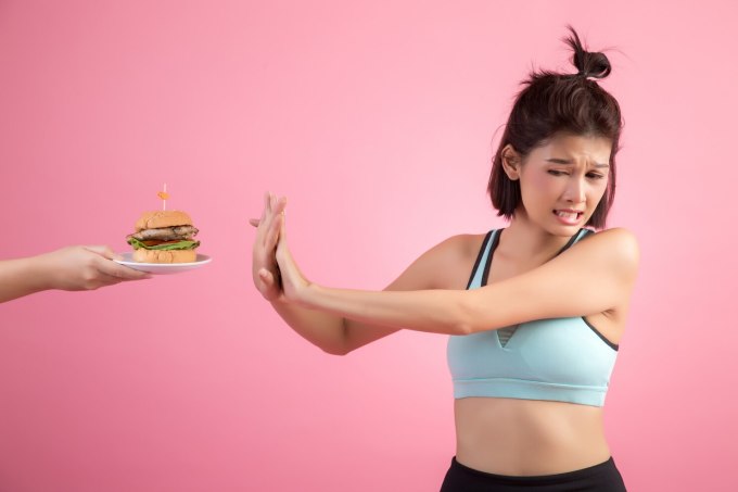 Manger beaucoup de viande rouge et d’aliments transformés augmente le risque de pancréatite. Photo : Freepik