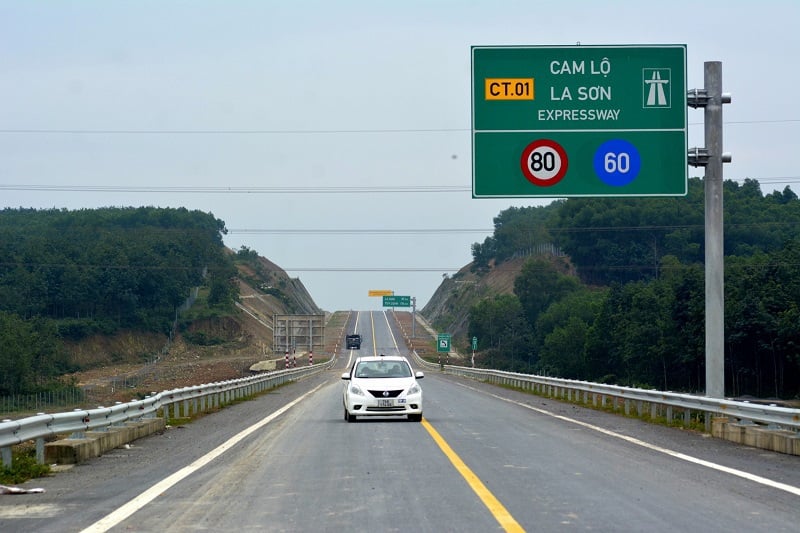 Une section de l'autoroute Cam Lo - La Son.