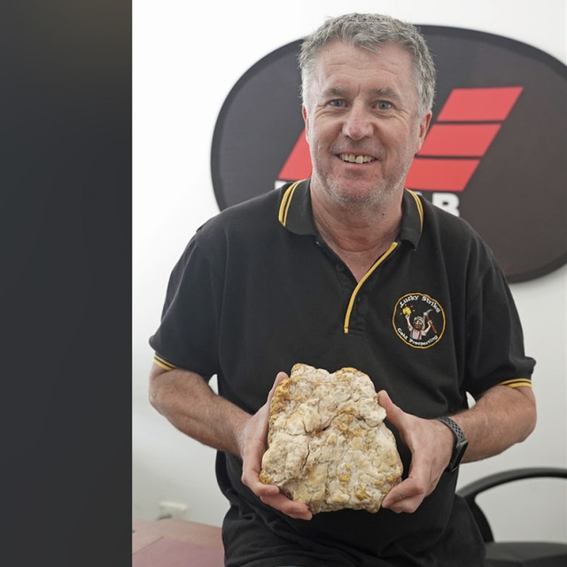 Un chercheur d'or amateur a découvert un bloc d'or géant d'une valeur de 160 000 USD en Australie - Photo 1.