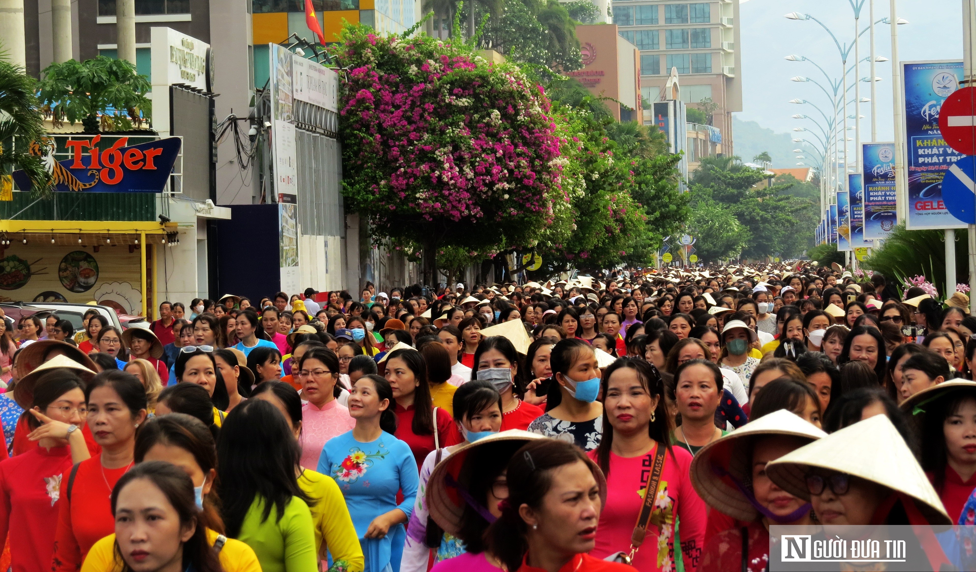 กิจกรรม - สตรีชาว Khanh Hoa กว่า 6,000 คน ร่วมเดินขบวนเพื่อเป็นเกียรติแก่ชุด Ao Dai บนท้องถนน (ภาพที่ 15)