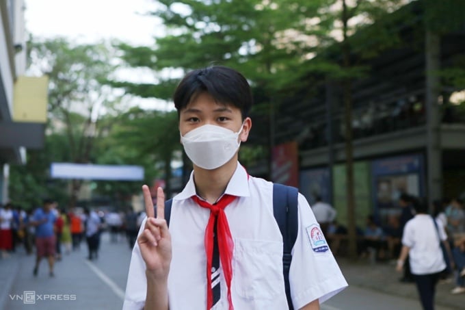 Tuan Minh still wears a scarf to the exam, because this is a lucky color. Photo: Thanh Hang