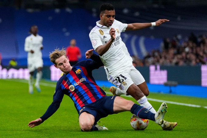 De Jong (trái) và Rodrygo là hai trong những cầu thủ được định giá cao nhất của Barca và Real trước trận El Clasico ngày mai 28/10. Ảnh: AFP