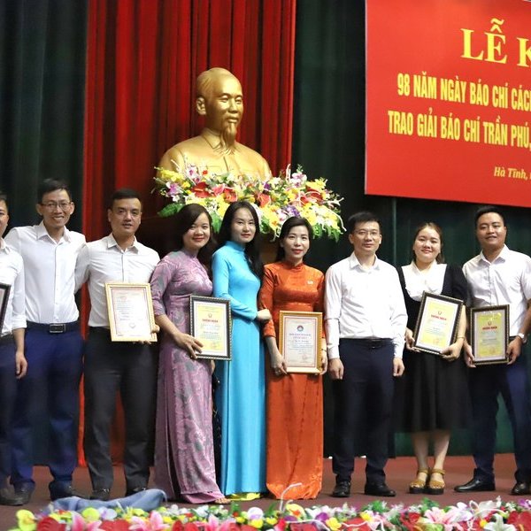 Le groupe de journalistes Life and Law a remporté le prix de journalisme Tran Phu