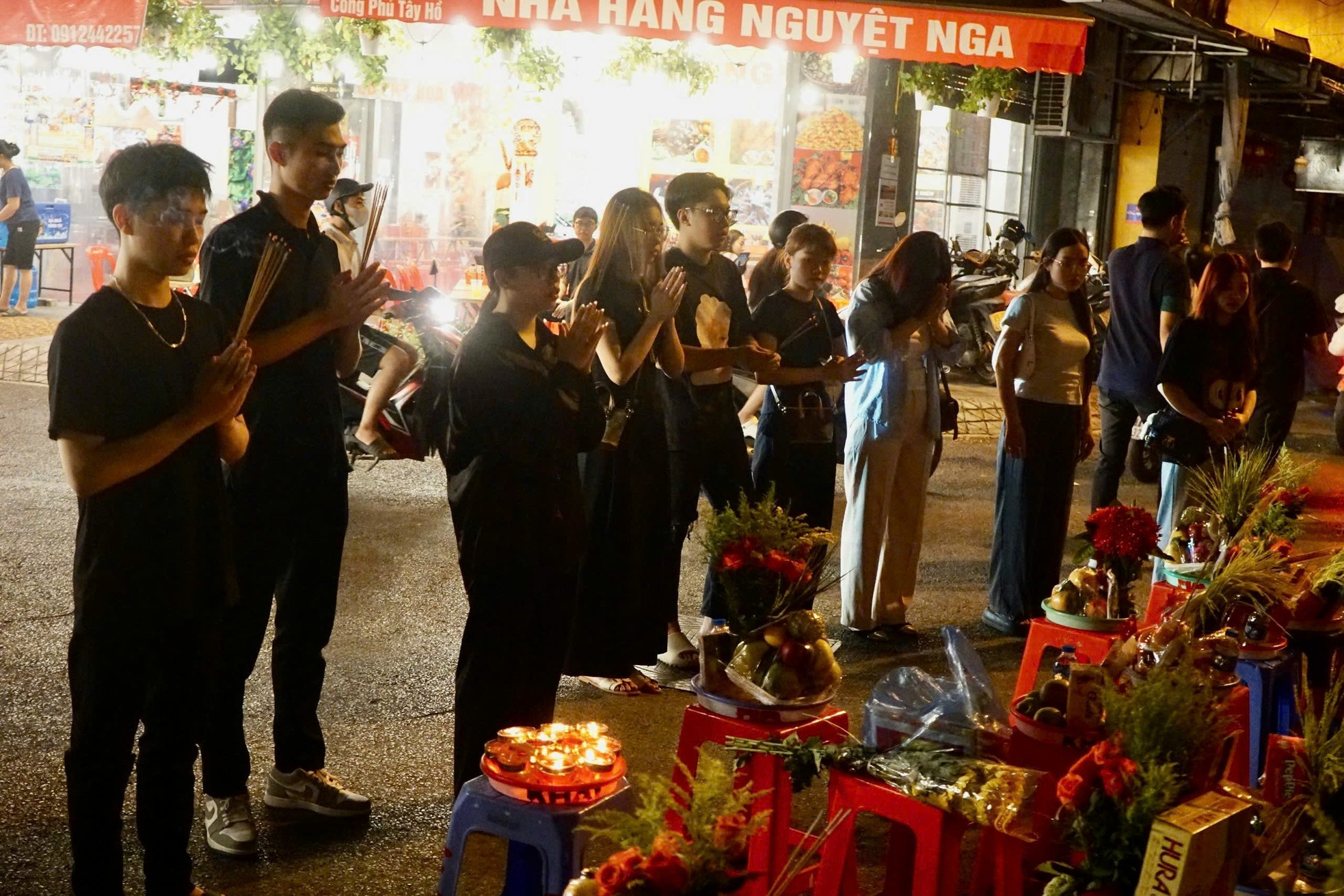 Die Jugendlichen von Hanoi laden sich am 15. Tag des 7. Mondmonats gegenseitig zum Tay Ho-Tempel ein, um im Morgengrauen zu beten. Foto 3