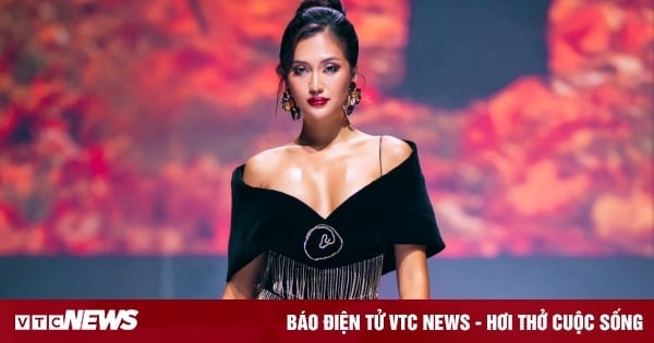 Miss Cosmo 2024 is charming on the catwalk of Vietnam International Fashion Week