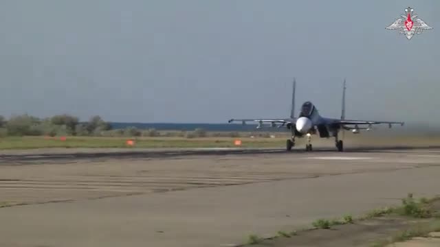 世界 - 改良されたロシアのSu-30SM戦闘機はR-37M空対空ミサイルを搭載している（画像2）。