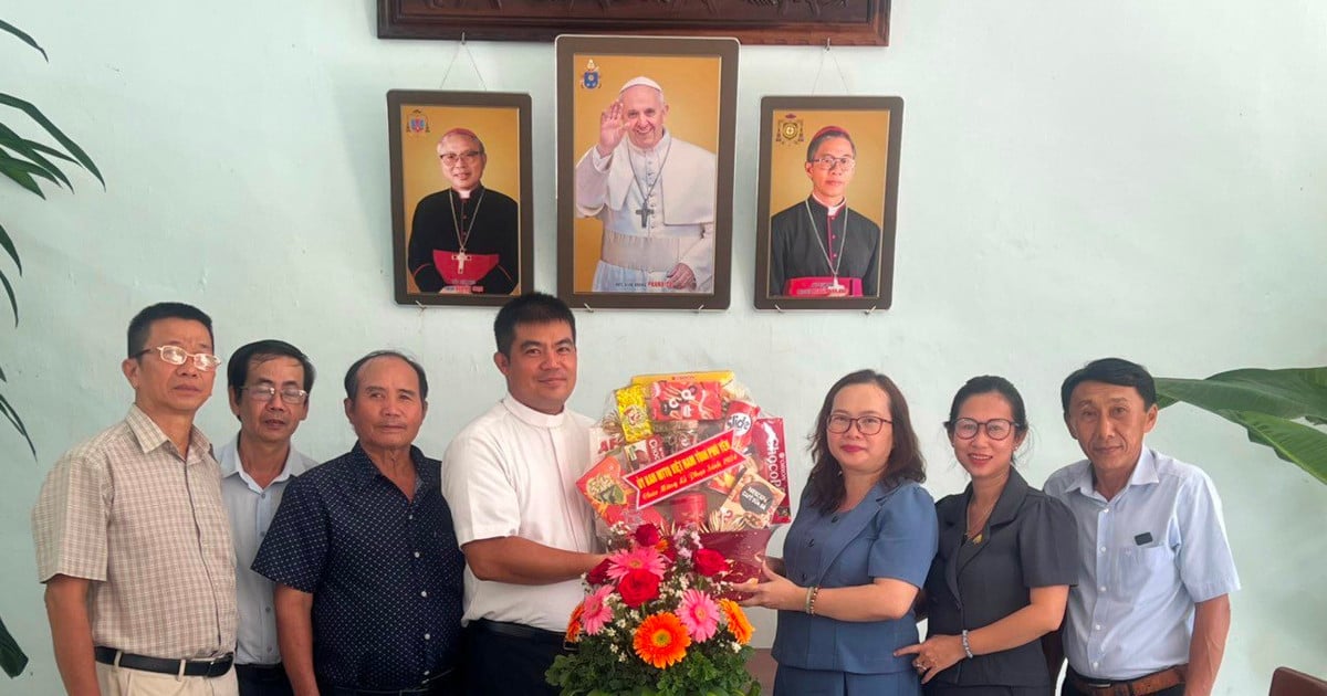 El Frente Provincial de Phu Yen visita organizaciones católicas y protestantes en la Pascua de 2024