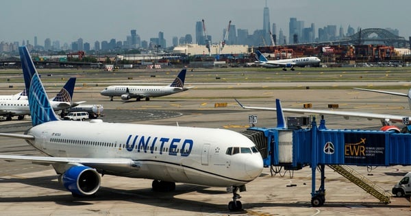 United Airlines to offer free in-flight wifi