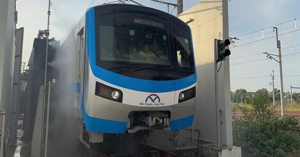 Chỉ mất 15 phút, metro số 1 rửa tàu như thế nào?