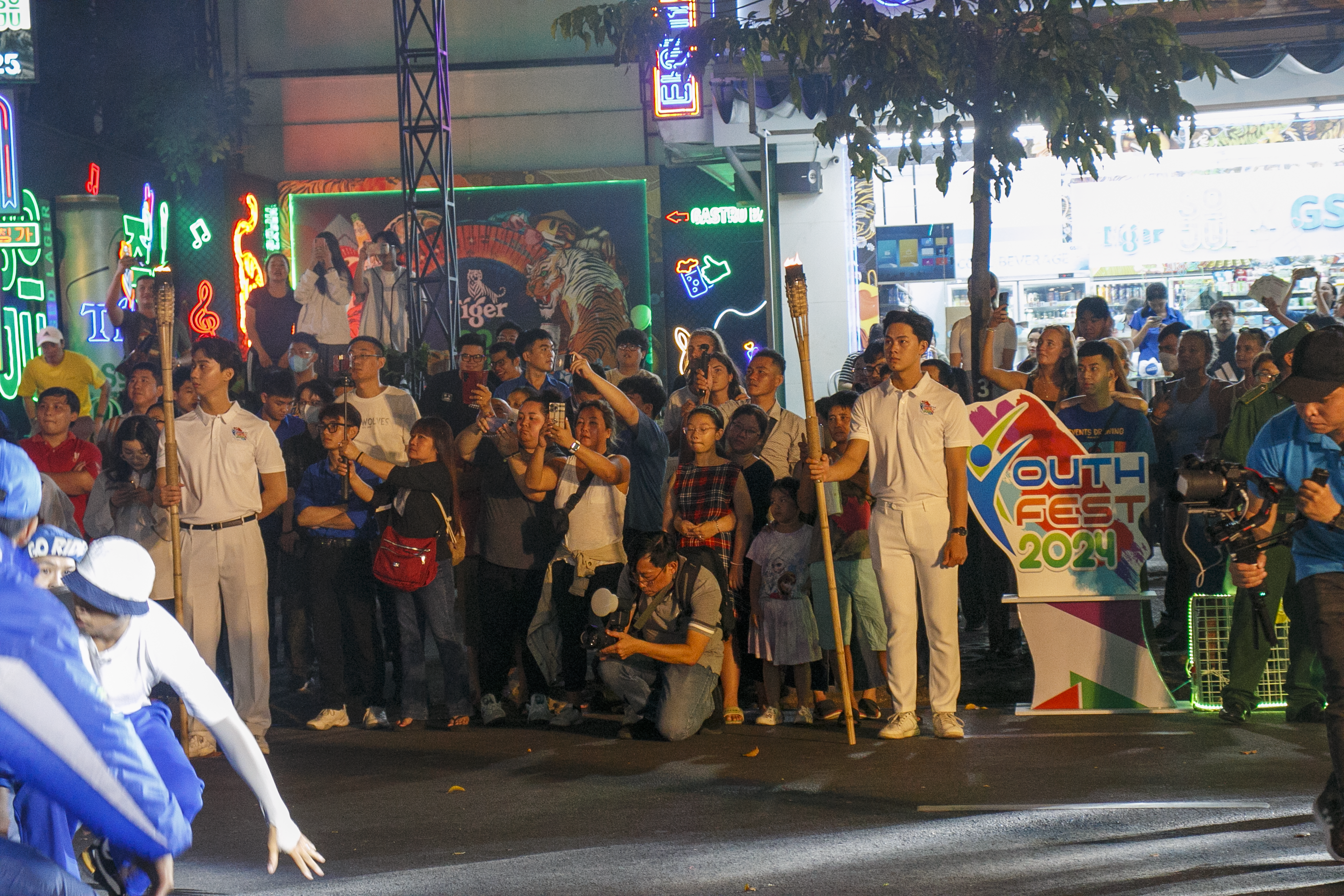 Giải trí - Youth Fest 2024: Nhiều du khách thích thú xem biểu diễn đường phố (Hình 9).