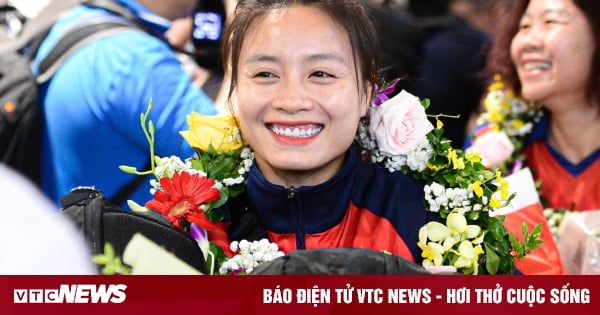 Los aficionados se congregaron para dar la bienvenida a casa al equipo femenino vietnamita.