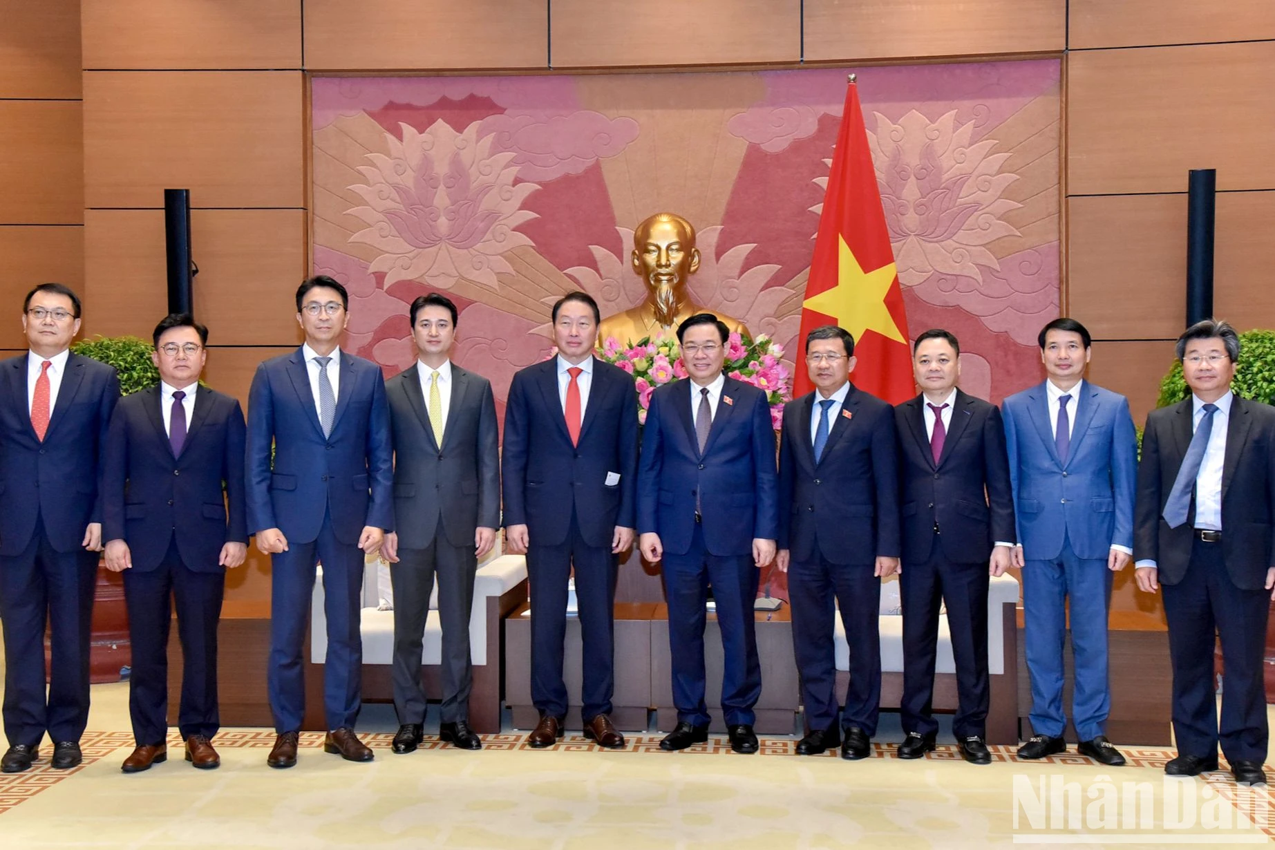 [Ảnh] Chủ tịch Quốc hội Vương Đình Huệ tiếp Chủ tịch Tập đoàn SK Hàn Quốc ảnh 8