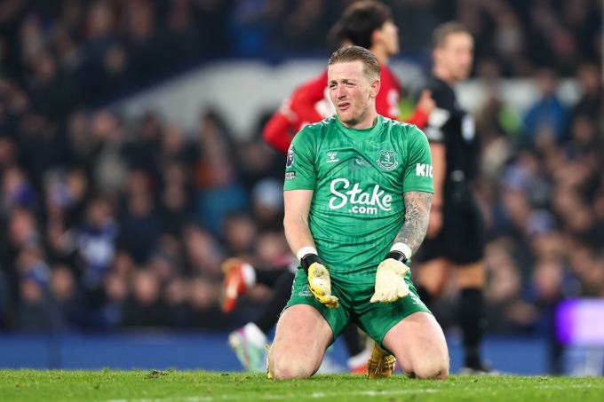 Le gardien Jordan Pickford s'est montré déçu par la défaite 0-3 d'Everton contre Manchester United lors de la 13e journée de Premier League le 26 novembre à Goodison Park, premier match d'Everton après s'être vu déduire des points. Photo : AMA