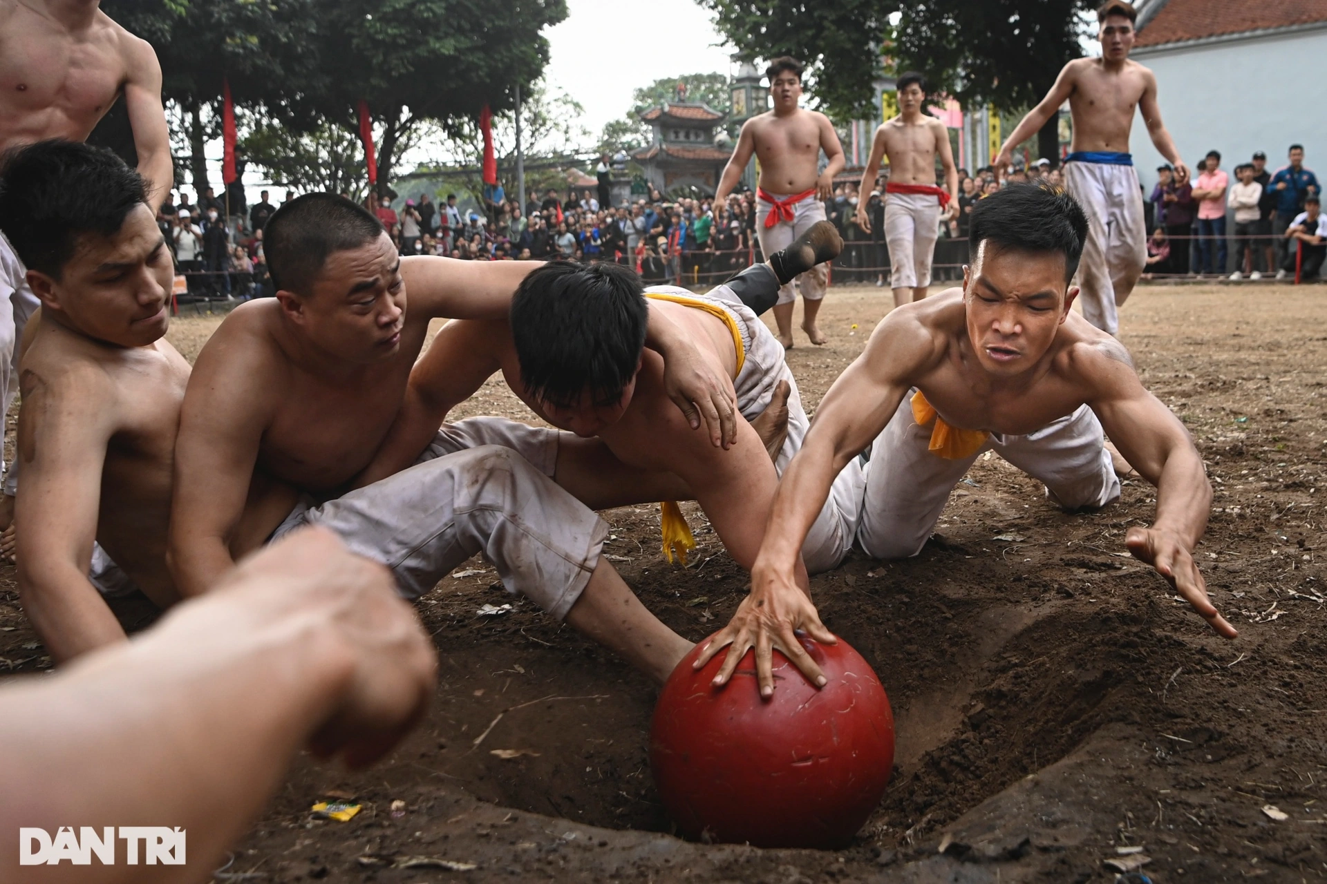 Trai tráng Hà Nội cởi trần, tranh đua quyết liệt quả cầu son 20kg