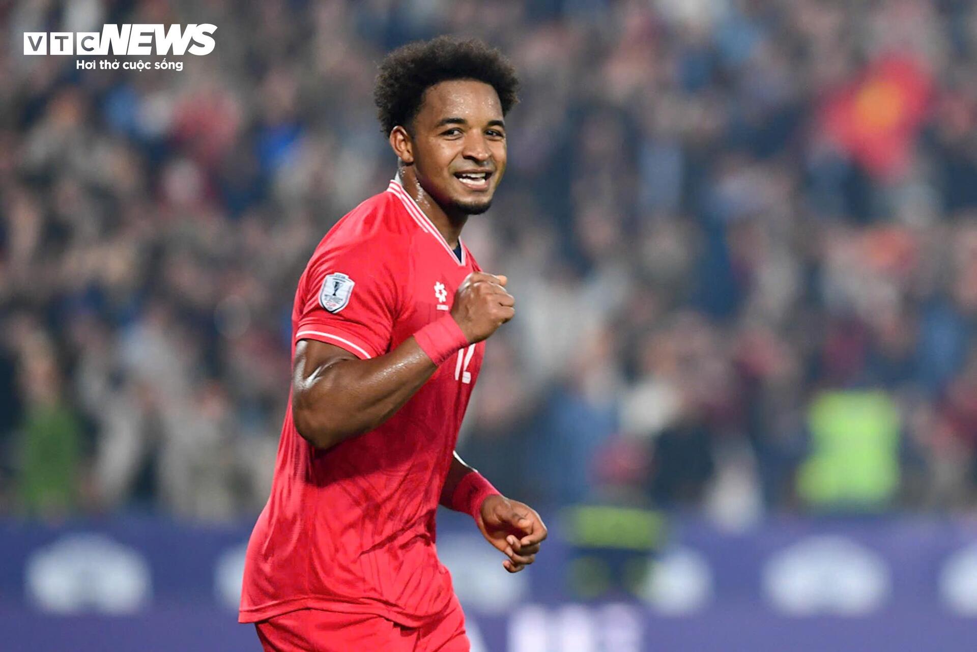 Gros plan de Xuan Son déchirant son maillot et son filet contre Singapour pour amener l'équipe vietnamienne en finale - 10